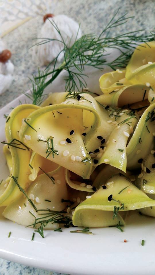 Фото к рецепту: Салат - маринованные кабачки