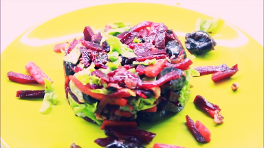 Фото к рецепту: Самый полезный и вкусный салат со свеклой с изюминкой