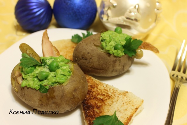 Фото к рецепту: Салат а-ля оливье в картофельных бочонках.