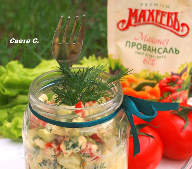 Фото к рецепту: Фруктово-овощной салат с крабовыми палочками в банке #махеевънаприроде