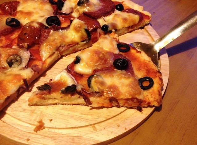 Фото к рецепту: Пицца на творожном тесте с салями
