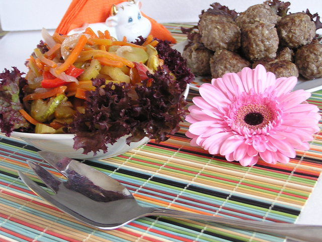 Фото к рецепту: Пикантный острый салат из кабачков.