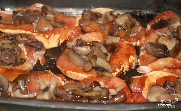 Грибы со свининой в духовке - фото шаг 5