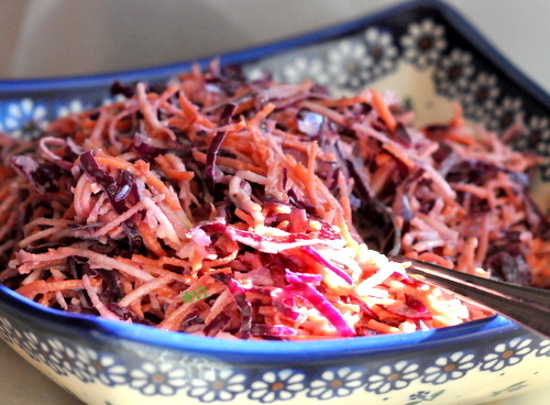 Фото к рецепту: Салат из краснокочанной капусты 
