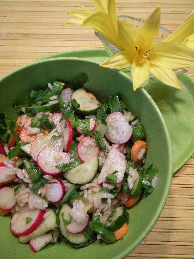 Фото к рецепту: Летний салат с рисом и овощами