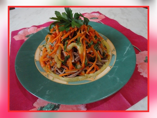 Фото к рецепту: Салат из свиного языка, корейской моркови и запеченого болгарского перца