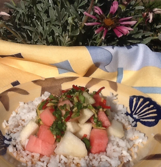 Фото к рецепту: Тайский салат из дыни и риса с кинзой