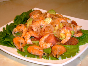Фото к рецепту: Салат из арбуза с креветками, авокадо и грейпфрута