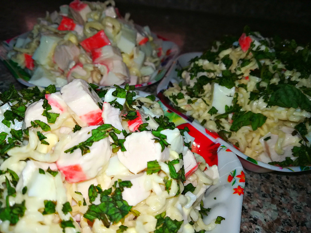 Фото к рецепту: Салат из вермишели быстрого приготовления 
