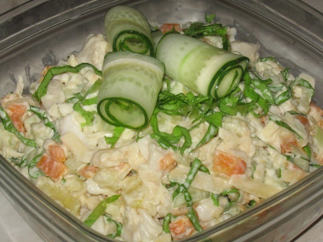 Фото к рецепту: Салат с отварной рыбой