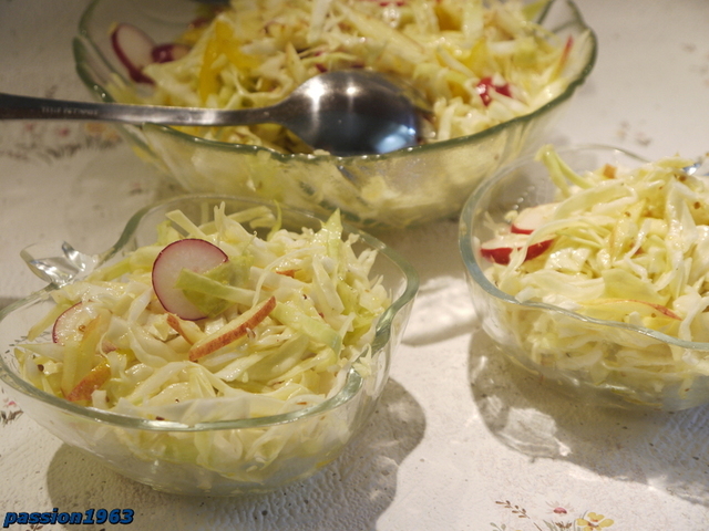 Фото к рецепту: Салат из капусты с яблоком, редиской и конфитюрной заправкой