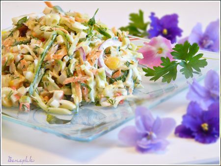 Фото к рецепту: Салат из крабовых палочек с яйцом и свежими овощами (да,да...опять они)))