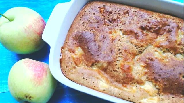 Фото к рецепту: Заливной пирог с яблоками на кефире