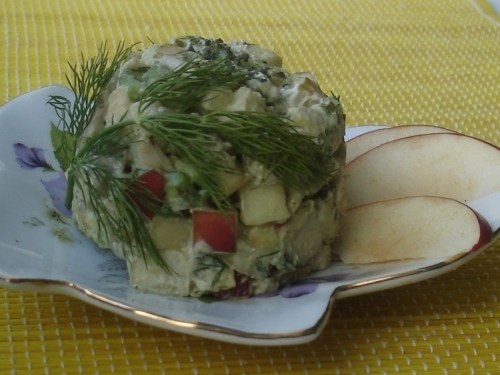 Фото к рецепту: Нежный салат с куриным филе и авокадо