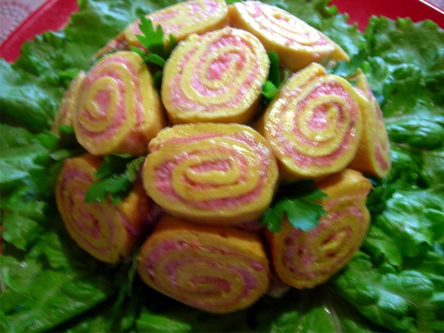 Фото к рецепту: Салат шарлотка (розовый вариант)