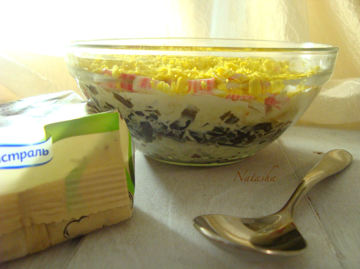 Салат из риса с киноа и морской капусты с крабовыми палочками с домашним майонезом