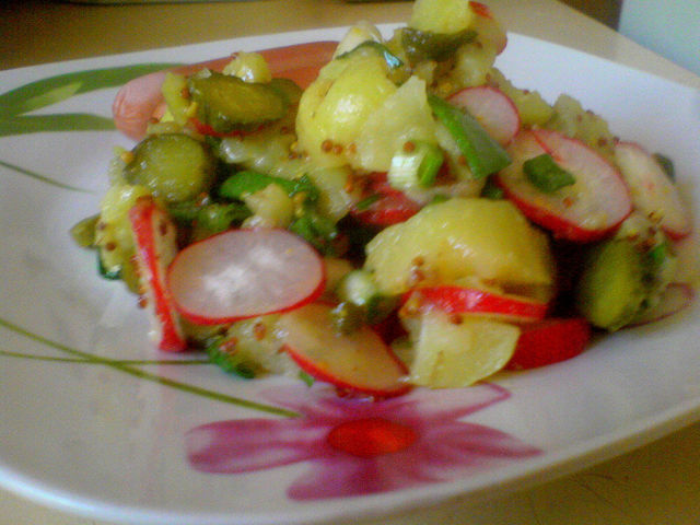 Фото к рецепту: Тёплый картофельный салат.
