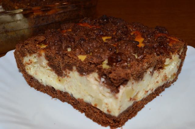 Фото к рецепту: Нежный шоколадно-творожный пирог с фруктами.