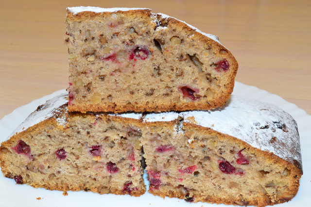 Фото к рецепту: Постный монастырский пирог с орехами и ягодами