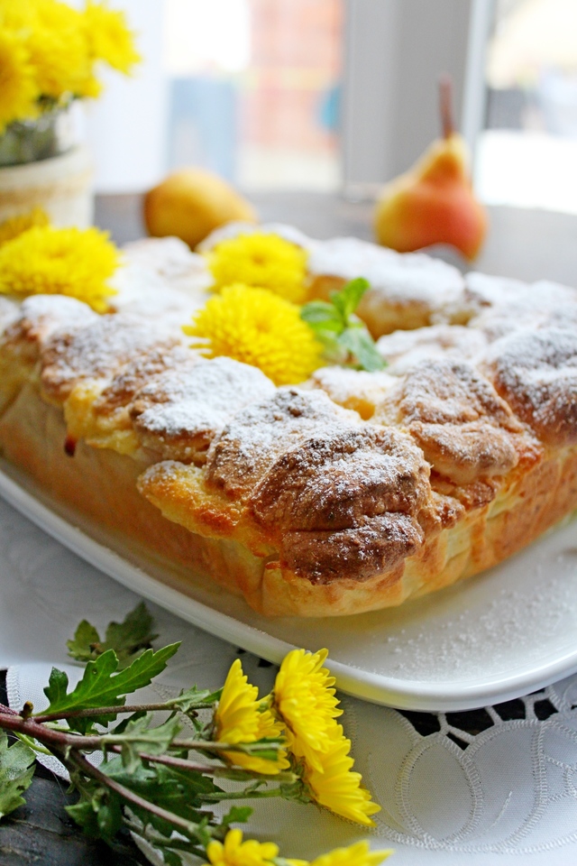 Фото к рецепту: Творожной пирог с грушами и сметанной начинкой