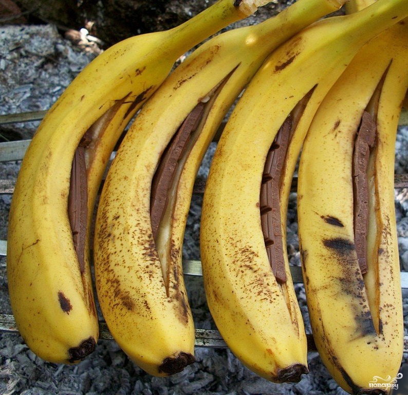 Банан с шоколадом на мангале - фото шаг 2