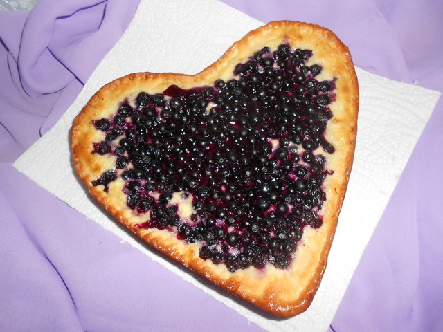 Фото к рецепту: Пирог черничное сердце 