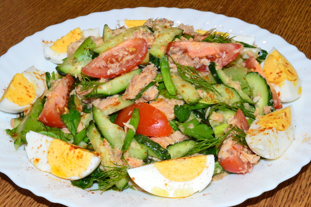 Фото к рецепту: Лёгкий салатик с рыбой
