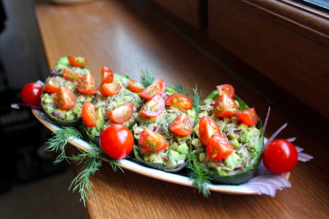 Фото к рецепту: Салат в авокадо с тунцом