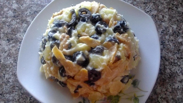 Фото к рецепту: Вкусный салат с грибов,маслин и картошки