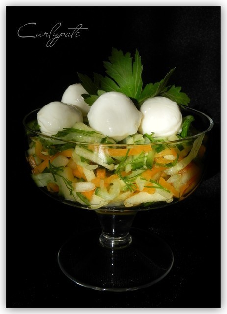 Фото к рецепту: Cалат с овощами и моцареллой