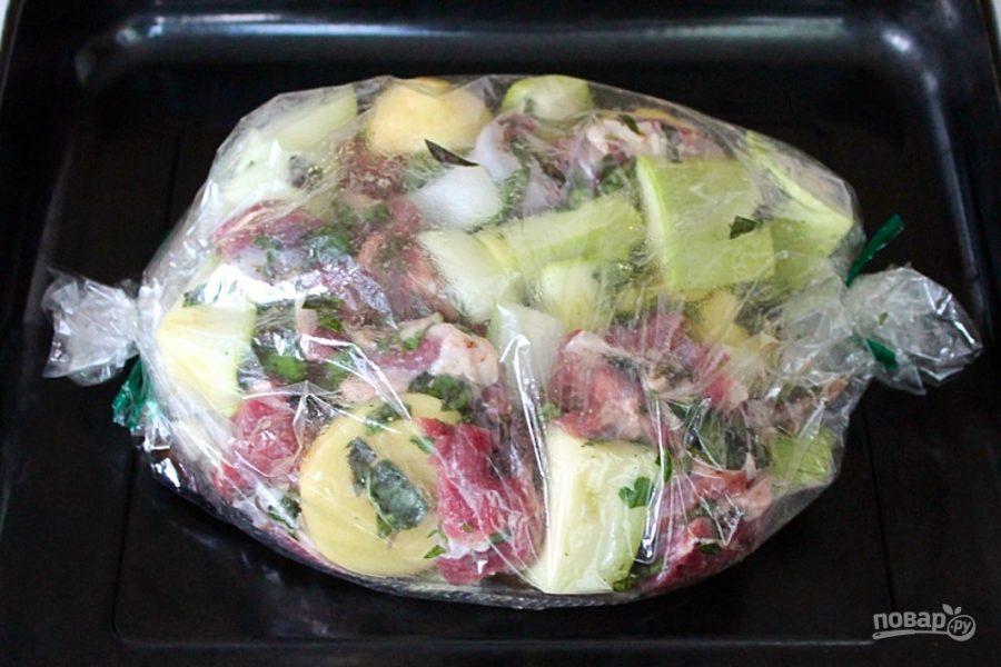 Баранина маринованная и запеченная в рукаве с овощами - фото шаг 5