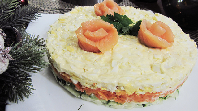 Фото к рецепту: Новогодний салат с красной рыбой