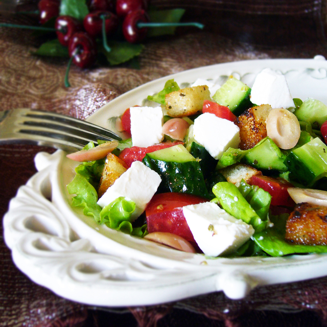 Фото к рецепту: Салат с овощами и чесночными гренками