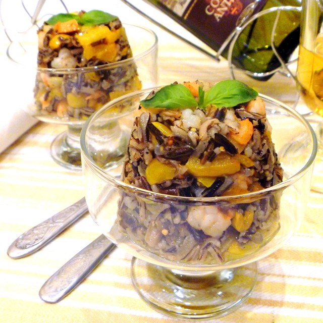 Фото к рецепту: Салат с диким рисом, креветками и овощами