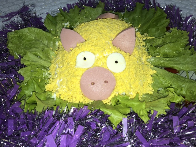 Фото к рецепту: Новогодний салат свинья 2019