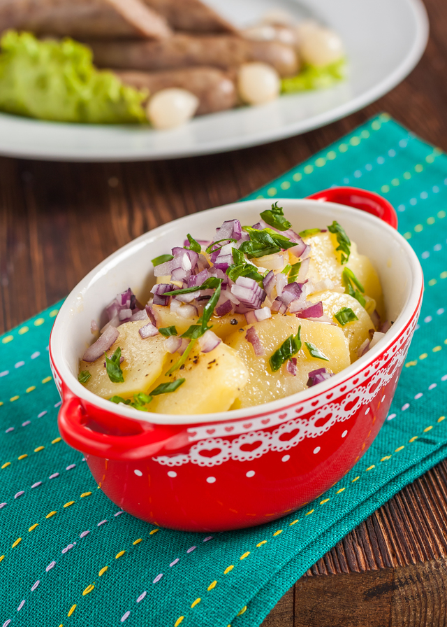 Фото к рецепту: Венский картофельный салат (wiener erdäpfelsalat)