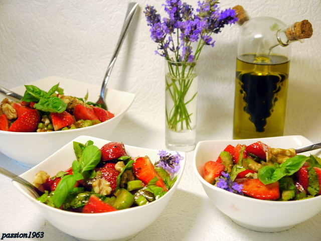 Фото к рецепту: Клубничный салат с сельдереем и грецкими орехами 