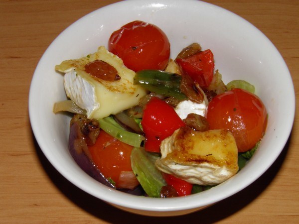 Фото к рецепту: Салат с сыром бри.