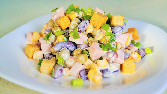 Фото к рецепту: Шикарный салат за 5 минут