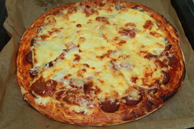 Фото к рецепту: Пицца на тонком тесте и соус для пиццы 