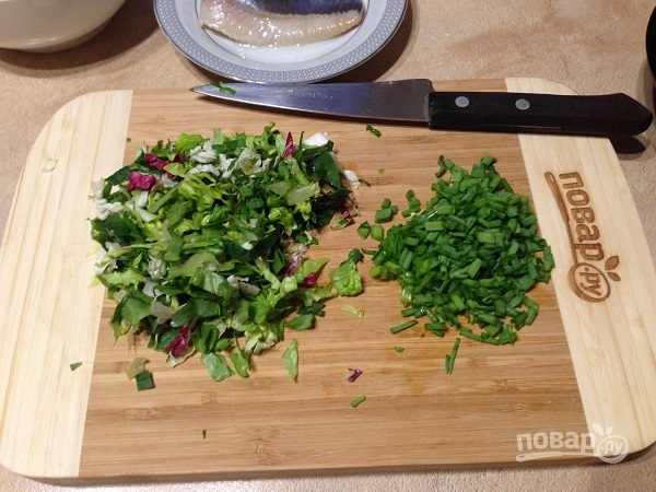 Салат из свежей зелени с сельдью и яйцами - фото шаг 2