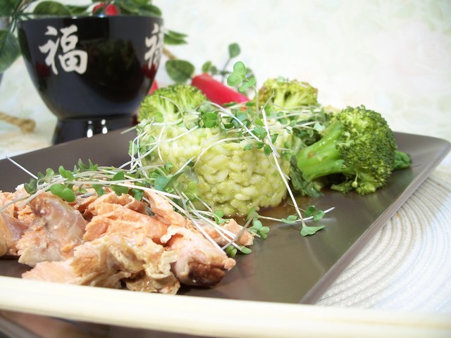 Фото к рецепту: Рисовый салат с копченым лососем