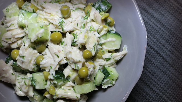 Фото к рецепту: Диетический салат из куриной грудки, овощей и кефира
