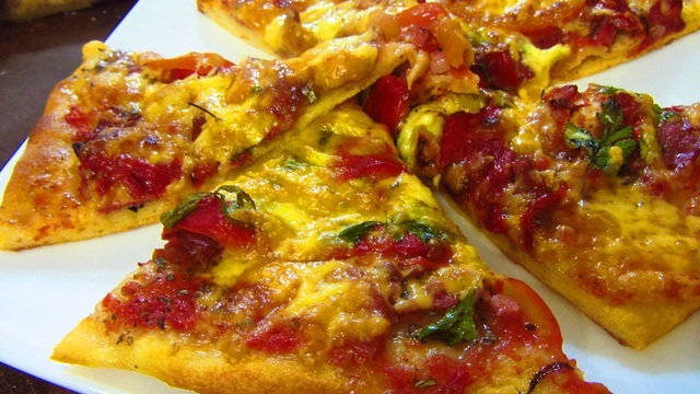 Фото к рецепту: Рецепт вкусной домашней пиццы