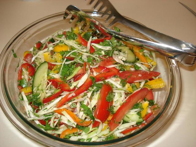 Фото к рецепту: Самый обычный летний салат витаминчик ( с необычным вкусом)