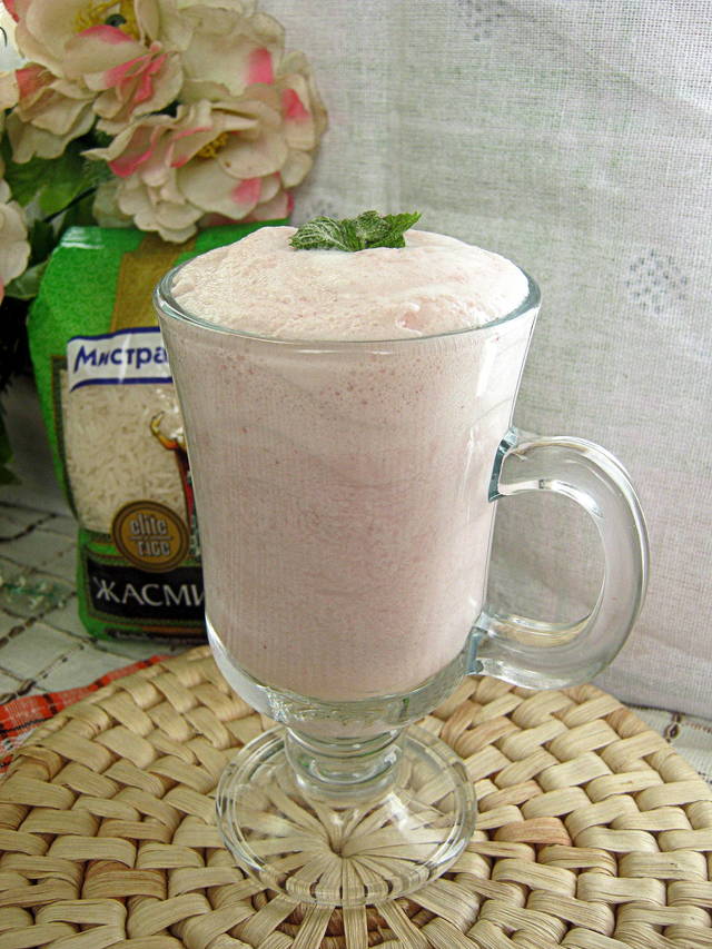 Фото к рецепту: Рисовый напиток с клубникой розовый жасмин 