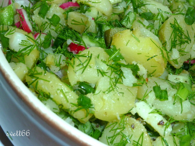 Фото к рецепту: Тёплый салат из молодого картофеля, свежих и маринованных овощей для леночки ( mama elena)
