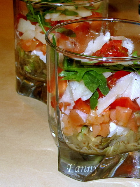 Фото к рецепту: Веррины с авокадо, лососем и двумя сортами сыра.