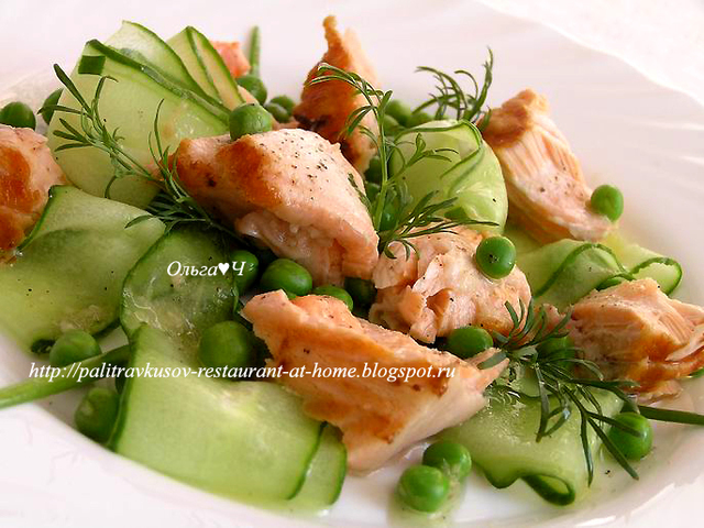 Фото к рецепту: Салат из лосося с лаймом и имбирем