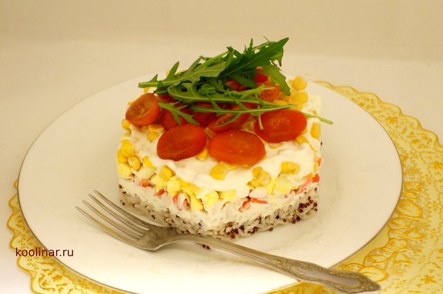 Фото к рецепту: Салат с крабовыми палочками, рисом и киноа
